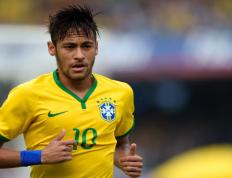 刷新纪录引发热议！，内马尔在拜仁比赛中险胜比赛高潮迭起